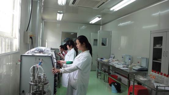 说明: 学生在发酵室内操作 说明: 学生在发酵室内操作